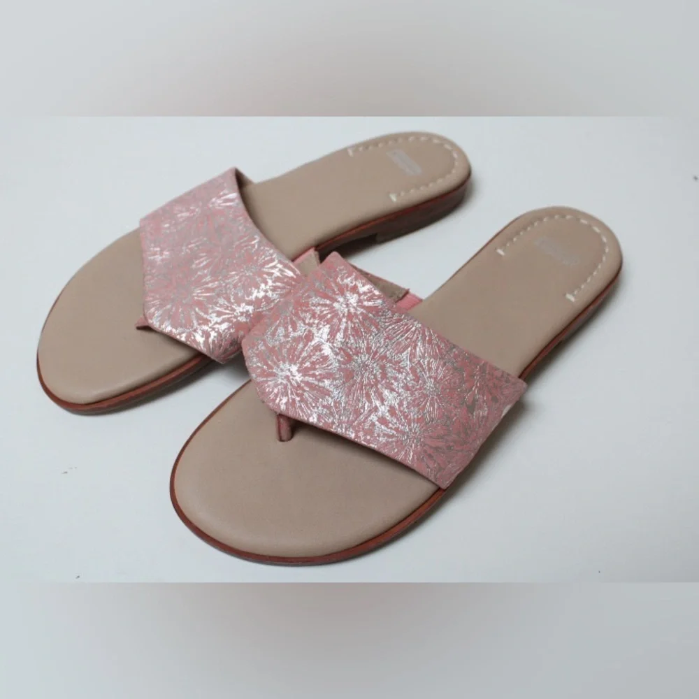 NWOT Johnston & Murphy pink embossed sandals